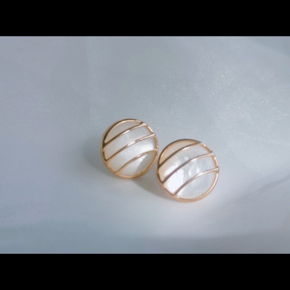 Mother of pearl stud earrings, gold wire wrapped - Picture 3 of 5
